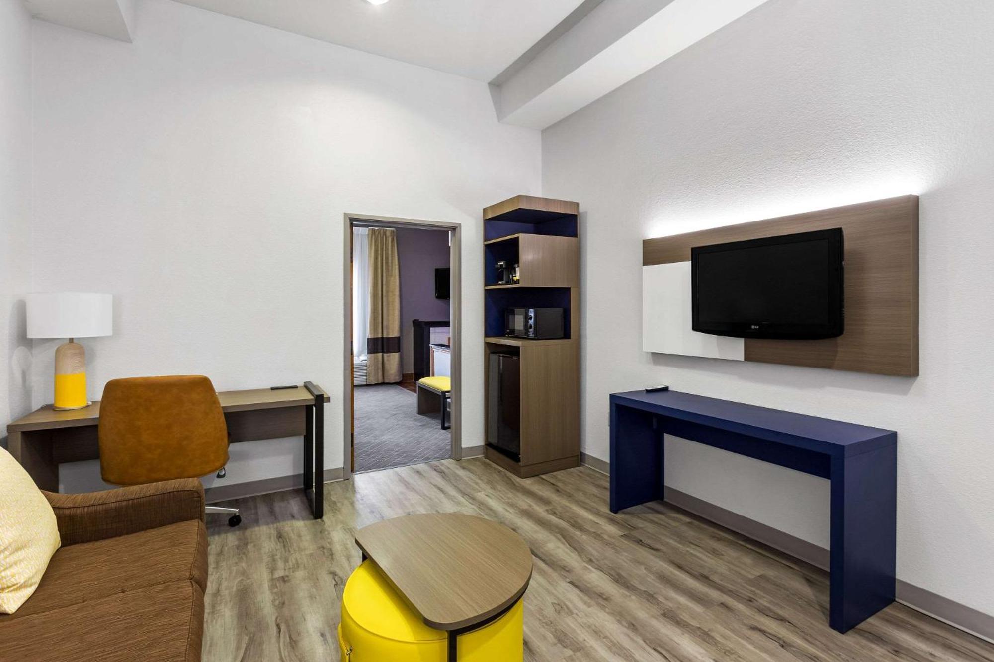 Comfort & Hotel Kenosha